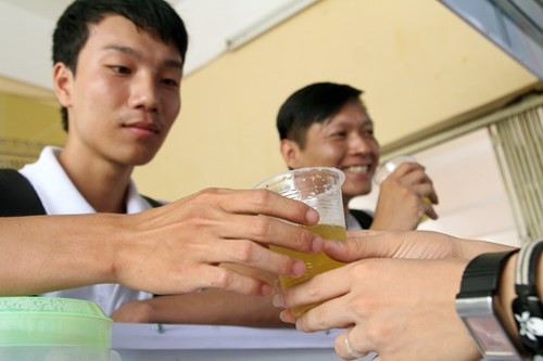 Ngoài ra, những người say nắng thường đã ra rất nhiều mồ hôi dẫn tới tình trạng mất nước và rối loạn điện giải, do đó hãy cho các sĩ tử uống nước có pha chút muối và đường, tốt nhất là dung dịch oresol pha đúng liều lượng hướng dẫn giúp hạn chế mất nước cân bằng điện giải cơ thể.