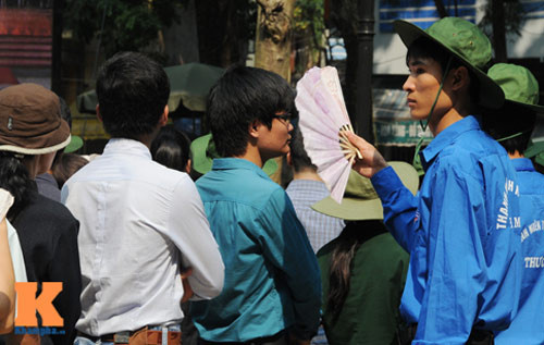 Nếu như đang ở ngoài trời không có quạt thì hãy dùng bất cứ thứ gì có thể để quạt cho sĩ tử giúp làm giảm thân nhiệt.