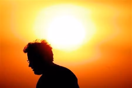 Theo bác sĩ Lương Quốc Chính, khoa Cấp cứu Bệnh viện Bạch Mai, tình trạng say nắng say nóng, sốc nhiệt có thể gây tổn hại cho não và các cơ quan nội tạng trong cơ thể. Nguyên nhân gây ra hiện tượng này là do tiếp xúc quá lâu với nhiệt độ cao kèm theo việc mất nước. Càng ở khu vực đô thị, chúng ta càng dễ bị sốc nhiệt trong đợt nóng kéo dài do thiếu gió, chất lượng không khí kém, nhựa đường bị đốt cháy...