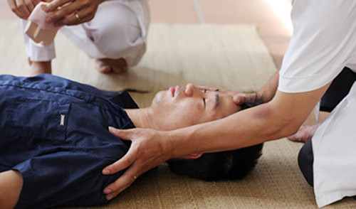 Trong thời gian chờ đợi cấp cứu cũng phải tiến hành ngay các biện pháp sơ cứu giúp hạ thân nhiệt như trên đã hướng dẫn.