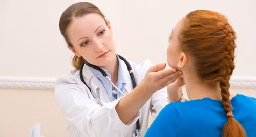 Việc điều trị cho những người mắc bệnh cường giáp cũng mất khá nhiều thời gian. Cách điều trị bệnh cường giáp phổ biến nhất là cắt bỏ tuyến giáp bằng iod phóng xạ.