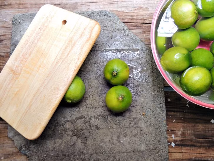 Vao bep cuoi tuan: Cach lam chanh muoi khong bi dang-Hinh-3