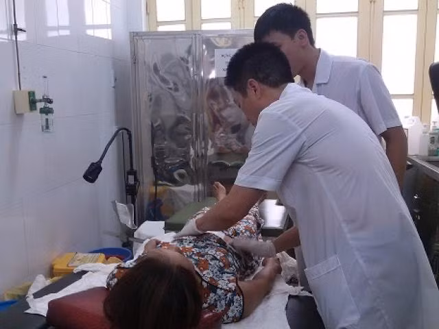 Trước đó, bệnh nhân N.T.H nhập viện trong tình trạng tim ngừng đập, trụy tim mạch, máu phun ra ào ạt, sinh mạng chỉ tính theo tích tắc. Các bác sĩ không đủ thời gian xét nghiệm mà đưa ngay vào phòng mổ. Sau phẫu thuật, kết quả xét nghiệm máu của bệnh nhân mới có: dương tính với HIV. Khi đó, 18 người gồm bác sĩ cấp cứu, phẫu thuật và y sỹ phục vụ biết mình đã bị phơi nhiễm HIV.