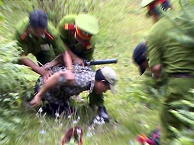 Trong quá trình khống chế tội phạm, tay anh L. bị bỏng hai ngày trước đó đã vô tình tiếp xúc với phần dịch từ vết thương của kẻ bị bắt, vốn bị AIDS giai đoạn cuối, trên người có nhiều vết thương lở loét. Ngay sau đó, anh L., đã được đưa đi Bệnh viện Đa khoa, Trung tâm Phòng chống HIV tỉnh Kon Tum điều trị.