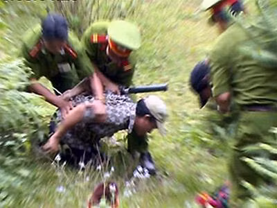 Trong quá trình khống chế tội phạm, tay anh L. bị bỏng hai ngày trước đó đã vô tình tiếp xúc với phần dịch từ vết thương của kẻ bị bắt, vốn bị AIDS giai đoạn cuối, trên người có nhiều vết thương lở loét. Ngay sau đó, anh L., đã được đưa đi Bệnh viện Đa khoa, Trung tâm Phòng chống HIV tỉnh Kon Tum điều trị.