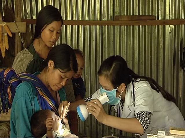 Nhân viên Y tế đang khám cho những cháu bé nhiễm bệnh ở Quảng Nam.