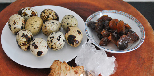 Chè long nhãn nấu trứng cút.