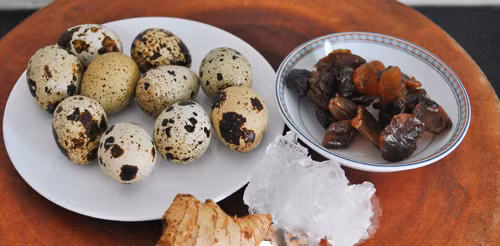 Chè long nhãn nấu trứng cút.