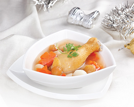 Thịt gà hầm long nhãn. Món ngon này cực hợp để tẩm bổ hoặc dành cho những người thiếu máu. Dù nấu với nhãn nhưng món ăn này cực lành tính và không hề nóng.