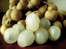 Thành phần chính của món này là cùi nhãn tươi dầm với sữa chua. Để chế biến, bạn hãy bóc lấy cùi nhãn, sau đó đổ sữa chua vào trộn đều là có thể ăn được. Bạn cũng có thể thêm các loại trái cây khác để tăng hương vị.