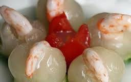 Với món này những con tôm tươi được hấp chín bọc vỏ sạch sẽ được nhồi vào trong quả nhãn lồn-g, sau đó rưới thêm nước sốt và thưởng thức.