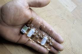 Hỗn hợp gồm dầu vô cơ (gần giống dầu cho trẻ em nhưng không mùi), ít rượu cồn và chất gây mê vào cơ thể, khiến các cơ sưng phồng lên.