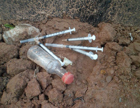 Rất nhiều người nghiện ma túy nhiễm HIV nên khi dẫm phải những chiếc bơm tiêm dính máu đó, nguy cơ bạn bị phơi nhiễm HIV rất cao.