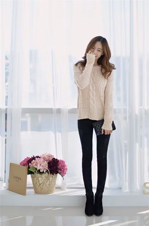 Quần jean kết hợp với áo len kiểu cách điệu đà là cách phối đồ với quần jean cực hợp cho những ngày mát mẻ mùa thu: Mặc quần jean kết hợp với áo len kiểu cách điệu đà sẽ đem đến cảm giác trẻ trung, năng động.