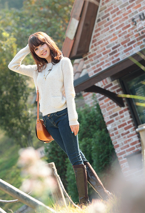 Mùa thu thường mát mẻ nhưng đôi lúc hơi ảm đạm, vì vậy bạn có thể chọn những chiếc áo len có màu sắc tươi sáng để tăng thêm sức sống.