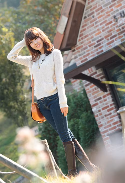 Mùa thu thường mát mẻ nhưng đôi lúc hơi ảm đạm, vì vậy bạn có thể chọn những chiếc áo len có màu sắc tươi sáng để tăng thêm sức sống.