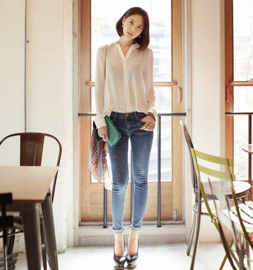 Quần jean kết hợp với sơ mi cho cô nàng công sở thêm phần lịch sự nhưng vẫn giữ được vẻ tươi trẻ.