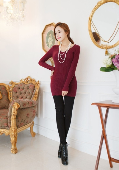 Quần jean và len dáng dài: Style này rất phù hợp với những cô nàng có thân hình hơi mập, vì áo len dài sẽ giúp che khuyết điểm về phần đùi hơi to của bạn.