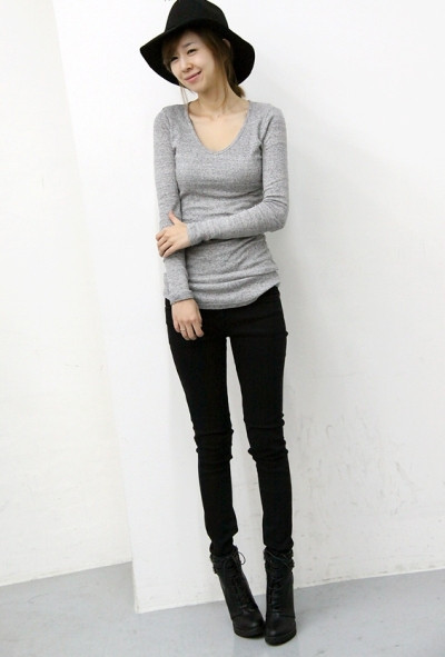 Quần jean cùng áo thun dài tay: Đây là sự lựa chọn cho những bạn gái ưa sự trẻ trung và năng động trong cuộc sống.