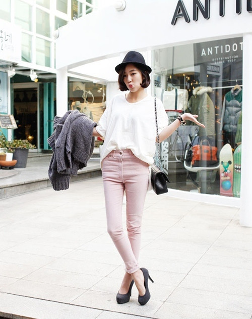 Quần jean skiny cùng áo phông rộng cho những cô nàng hơi mập. Cách kết hợp này sẽ giúp cho các bạn nữ che đi phần bụng hơi ngấn mỡ của mình. Để tránh cái lạnh của mùa thu, bạn hãy mặc thêm chiếc blazer hoặc áo khoác nhẹ bằng len.