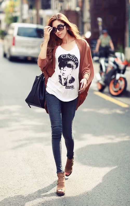 Hãy chiêm ngưỡng một số cách mix đồ cực hợp mùa thu. Mix giữa quần jean với áo phông và cadigan.