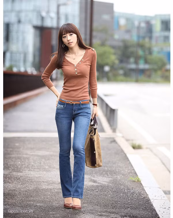 Với cách mix đồ này, bạn có thể tự tin sải bước khoe những đường cong mềm mại với áo thun bó sát. 