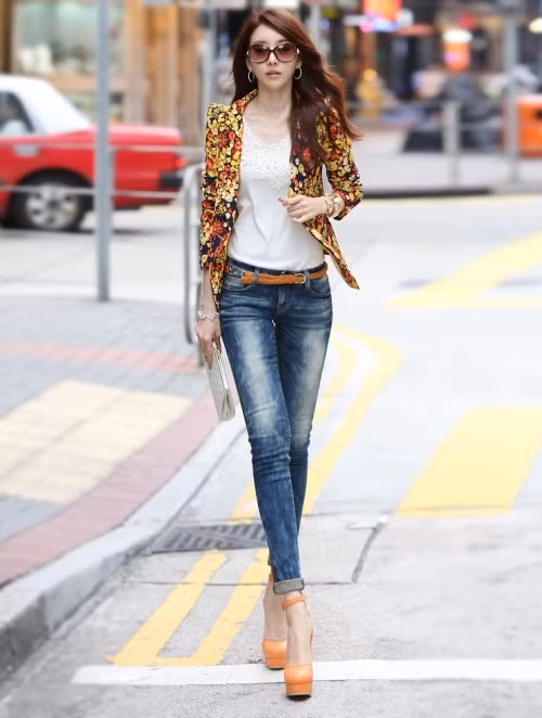 Lưu ý style máy chỉ phù hợp với những bạn gái có thân hình khá chuẩn. Và nhớ mặc áo khoác để tránh bị lạnh.