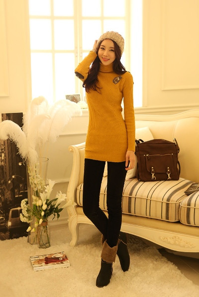 Bạn có thể lựa chọn những chiếc áo len không cổ hoặc cổ chữ V hơi bó sát để tạo điểm nhấn phần eo vừa vặn.