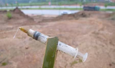  Phơi nhiễm HIV do dẫm phải bơm kim tiêm của người có HIV. Bạn hoàn toàn có thể gặp phải tình trạng trên khi đi dạo chơi công viện hoặc ở đường phố. Những chiếc bơm kim tiêm dính máu đã được sử dụng vứt vương vãi có thể là của người nghiện ma túy hút chích bỏ lại.