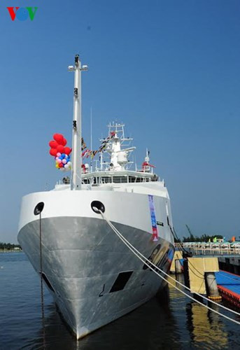 Nhân dịp này, Tổng công ty Sông Thu đã long trọng tổ chức lễ đón nhận Huân chương Bảo vệ Tổ quốc Hạng Ba do Chủ tịch nước trao tặng. Trong ảnh: Thiếu tướng Nguyễn Đức Hải, Phó Chủ nhiệm Tổng cục Công nghiệp Quốc phòng gắn Huân chương lên Quân kỳ quyết thắng.