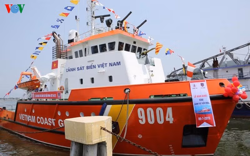 Tàu Cảnh sát biển Việt Nam mang tên CSB 9004 dài 46m, rộng 12m, tầm hoạt động 3.000 hải lý được bàn giao cho Bộ Tư lệnh Vùng Cảnh sát biển 1.