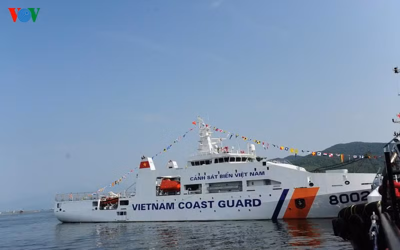 Tàu CSB 8002 có lượng giãn nước 2.200 tấn, dài hơn 90m, công suất trên 12.000 mã lực được bàn giao cho Bộ Tư lệnh Vùng Cảnh sát biển 2 tại tỉnh Quảng Nam.