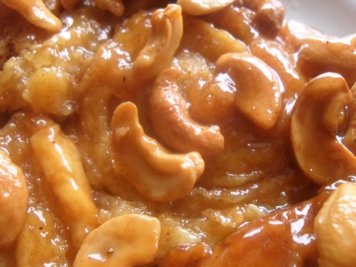 Trước khi làm bánh người ta đem hạt điều rửa thật sạch, ngâm trong nước khoảng 10 phút cho hạt điều mềm, sau đó vớt hạt điểu ra và để hạt điều ráo nước, muốn nhanh có thể dùng khăn thấm khô. Tiếp theo trộn các nguyên liệu bột mì, bột nổi, bột quế cho hòa đều với nhau. Sau đó bơ và đường được cho vào máy đánh tơi thành kem, sau đó cho trứng với dầu ăn vào đánh chung.