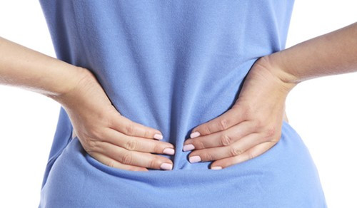 Với những trường hợp bị thoát vị đĩa đệm cột sống thắt lưng thì sẽ thường xuyên bị đau rễ thần kinh. Đau rễ thần kinh thường đau theo dải, lan từ thắt lưng xuống chân, tương ứng với vùng phân bố của rễ thần kinh. Đau rễ thần kinh xuất hiện sau giai đoạn đau thắt lưng cục bộ, đau tăng lên khi đi lại, đứng lâu, ngồi lâu. Đau dội mạnh lên khi ho, hắt hơi, rặn đại tiện.