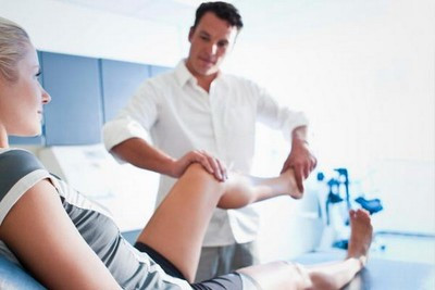 Tiếp đó những người mắc bệnh sẽ được điều trị vật lý và các liệu pháp phản xạ : Bao gồm phương pháp nhiệt như chườm nóng (túi nước, muối rang, cám rang, lá lốt, lá ngải cứu nóng); dùng các dòng điện tại khoa vật lý trị liệu, điều trị bằng laser, châm cứu.