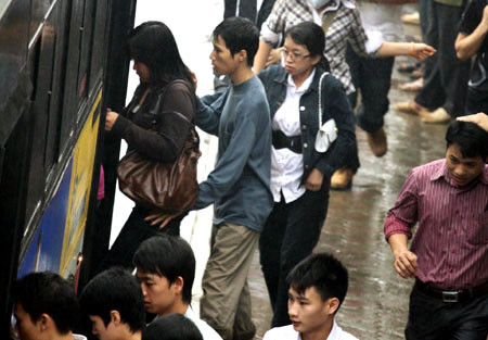 Năm 2014, trong vòng 6 tháng thực hiện chiến dịch phát hiện, xử lý băng nhóm tội phạm hoạt động trên các tuyến vận chuyển hành khách công cộng, 3 chiến sĩ Công an Hà Nội phơi nhiễm HIV khi trấn áp những kẻ móc túi.