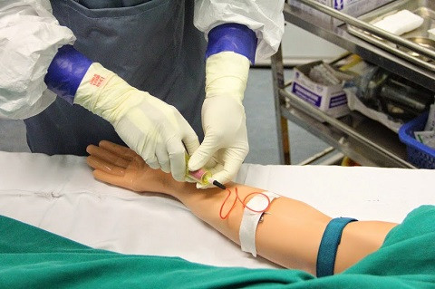 Sau khi được xử lý ban đầu, lập biên bản thông báo tai nạn nghề nghiệp và xét nghiệm HIV sau phơi nhiễm (âm tính), điều dưỡng C đã được dùng thuốc điều trị dự phòng phơi nhiễm HIV.