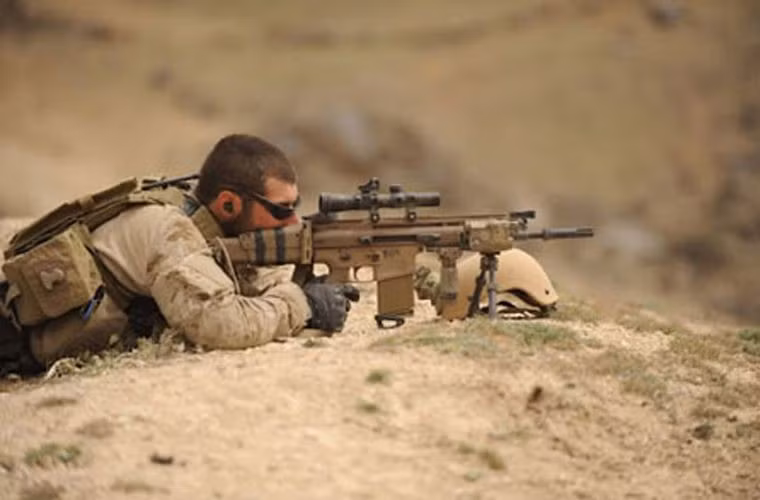 Bộ chỉ huy các hoạt động đặc biệt của Mỹ (US SOCOM) đã yêu cầu một loại súng trường tiến công mới phục vụ cho các hoạt động đặc biệt của Mỹ trên khắp thế giới. và khẩu SCAR - viết tắt của cụm từ: Special Operations Forces (SOF) Combat Assault Rifle (súng trường tiến công cho lực lượng đặc biệt) ra đời.