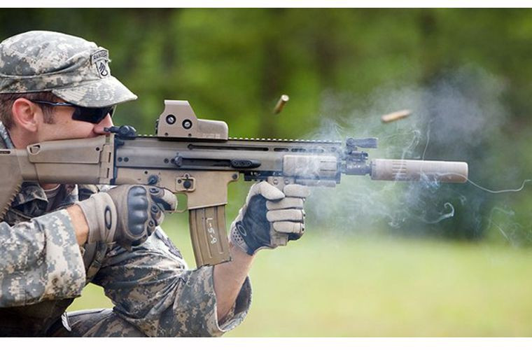 FN SCAR-H, dài 997mm, 770mm với báng gấp, chiều dài nòng súng 406mm tiêu chuẩn S, 330mm biến thể CQC, 508mm biến thể LB. Trọng lượng tương ứng là 3,58kg, 3,49 và 3,72kg, tầm bắn hiệu quả với các biến thể là 600, 300 và 800 mét, hộp tiếp đạn 7.62x51mm của NATO hoặc 30 viên 7.62x39mm của Nga. Biến thể này có thể trang bị thêm tay cầm phụ hoặc chân chống gắn vào các mấu dưới súng.