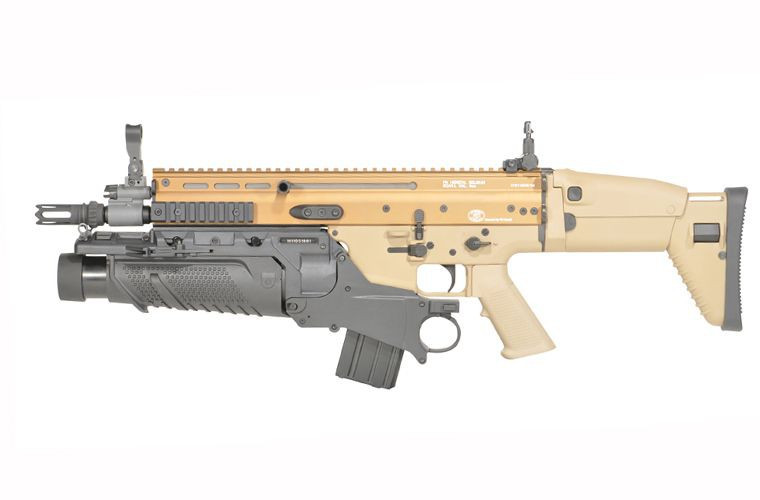 Việc lắp ráp FN40GL trên các khẩu SCAR cũng rất dễ dàng nhờ một bộ chuyển đổi cò và kẹp ngàm. Nó sẽ được lắp trên súng chính vào hướng 6 giờ, không cần thiết bị phụ trợ mà chỉ cần đưa vào vị trí và gạt hai đòn bẩy khóa lên phía trên.