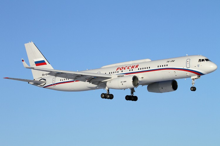 Chuyên cơ Tu-214PU của ông chủ Điện Kremlin khi đó được hai tiêm kích đa năng Su-30SM hộ tống với vai trò bẫy nhiệt thu hút đầu dò tên lửa vác vai trong quá trình tiếp cận sân bay và hạ cánh.