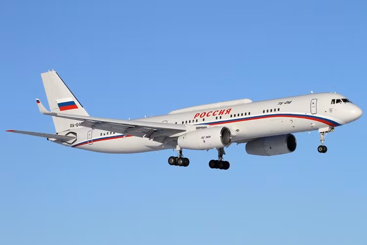 Chuyên cơ Tu-214PU của ông chủ Điện Kremlin khi đó được hai tiêm kích đa năng Su-30SM hộ tống với vai trò bẫy nhiệt thu hút đầu dò tên lửa vác vai trong quá trình tiếp cận sân bay và hạ cánh.