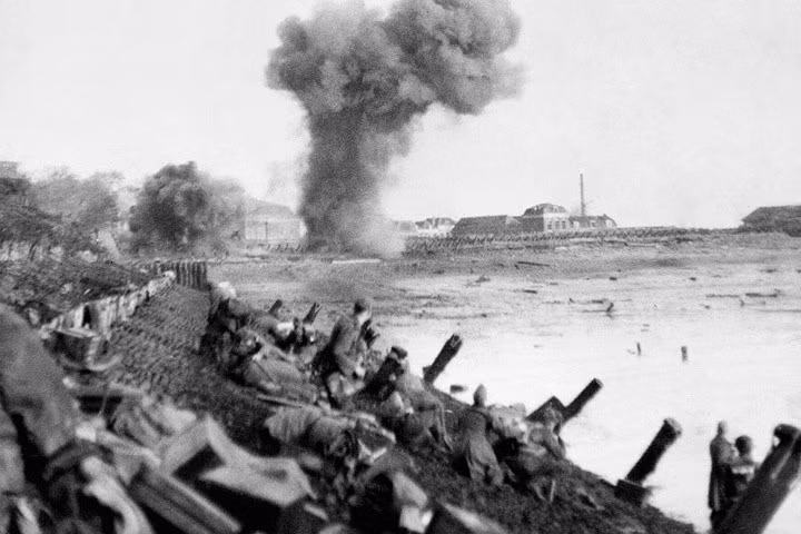 Tiến quân dọc theo bến cảng gần Flushing trong lúc bị pháo kích.