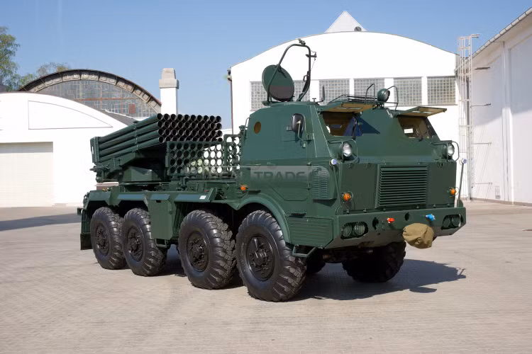 Được biết ngoài biến thể RM-70 sử dụng khung xe tải bọc thép chống mìn thì Lục quân Campuchia còn có cả biến thể hạng nhẹ RM-70/85 đặt trên khung gầm xe tải Tatra T815 VPR9 8x8.1R không được bọc thép với tính năng kỹ chiến thuật tương tự BM-21 Grad. Nguồn ảnh: Wikipedia.