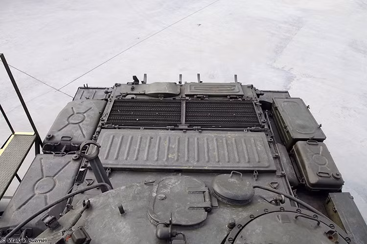 Về hệ thống động cơ giống như T-54/55, T-62 được trang bị động cơ diesel V-12 làm mát bằng nước có công suất 580 mã lực. Tốc độ đạt đến 40–50 km/h. Tầm hoạt động trên địa hình xấu là 320 km, trên đường bằng phẳng là 450 km với thùng nhiên liệu bên trong. Nếu được trang bị thêm 2 thùng nhiên liệu dung tích 200 lít thì tầm hoạt động sẽ đạt 450 km (đường xấu) và 650 km (đường bằng phẳng). Nguồn ảnh: Vitaly Kuzmin.