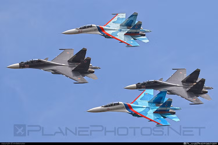 Sau khi đưa ra các ứng viên trực thăng, nhà báo Nga tiếp tục giới thiệu rằng Việt Nam đang quan tâm tới tiêm kích Su-30M2, Su-35S và cả chiếc chiến đấu cơ tàng hình thế hệ 5 Su-57. Nguồn ảnh: Plane Photos.