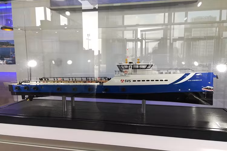 Trong đó, khu trưng bày tập trung của Tổng cục Công nghiệp quốc phòng đã thu hút được sự quan tâm của đông đảo các doanh nhân và khách thăm quan tại triển lãm lần này bởi ở đây không chỉ có sự góp mặt của những tên tuổi lớn như Sông Thu, Ba Son, Hồng Hà, 189, Viện Thiết kế tàu quân sự,... mà còn bởi sự xuất hiện của nhiều mẫu tàu quân sự hiện đại. Nguồn ảnh: Chí Linh.