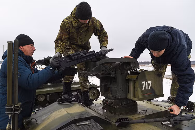 Về thiết kế cụm vũ khí trên của robot Nerekhta có thể được tháo lắp và thay thể một cách dễ dàng chỉ cần tới từ 2-3 binh sĩ, chúng cũng có cấu tạo không quá phức tạp và có thể thực hiện được ngay trên chiến trường. Nguồn ảnh: tvzvezda.