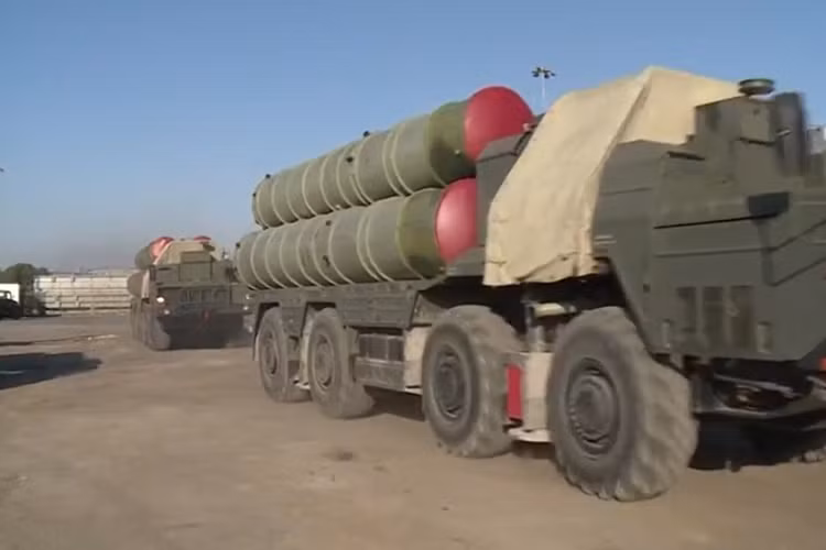 S-400 có thể tấn công các mục tiêu ở khoảng cách 400 km và ở độ cao tới 30 km. Theo hãng chế tạo Almaz Antey thì S-400 đủ sức bám nắm 36 mục tiêu cùng một lúc. Nguồn ảnh: RT.