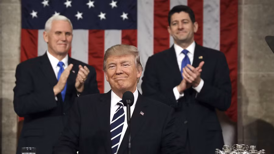 Tổng thống Trump đọc Thông điệp Liên bang đầu tiên trong nhiệm kỳ vào tối 30/1. Đứng sau ông là Phó tổng thống Mike Pence (trái) và Chủ tịch Hạ viện Paul Ryan. Ảnh: NPR.